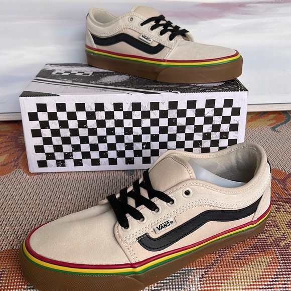 Vans WMNS Chukka Low Sid
Rasta Turtledove
VN0A5KQZDJR
Sneakers - Picture 15 of 16